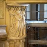 Tra mille impalcature spiccano alcuni elementi gi� ristrutturati. Ai lati del palco ad esempio svettano due pilastri arricchiti da paraste e fiori in pietra e da due allegorie scultoree ispirate alle arti